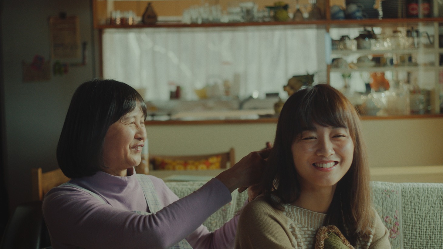 「キリン 午後の紅茶」新CM「きっと幸せは、さわれるくらい、そばにある。幸せの紅茶。」篇のワンシーン。