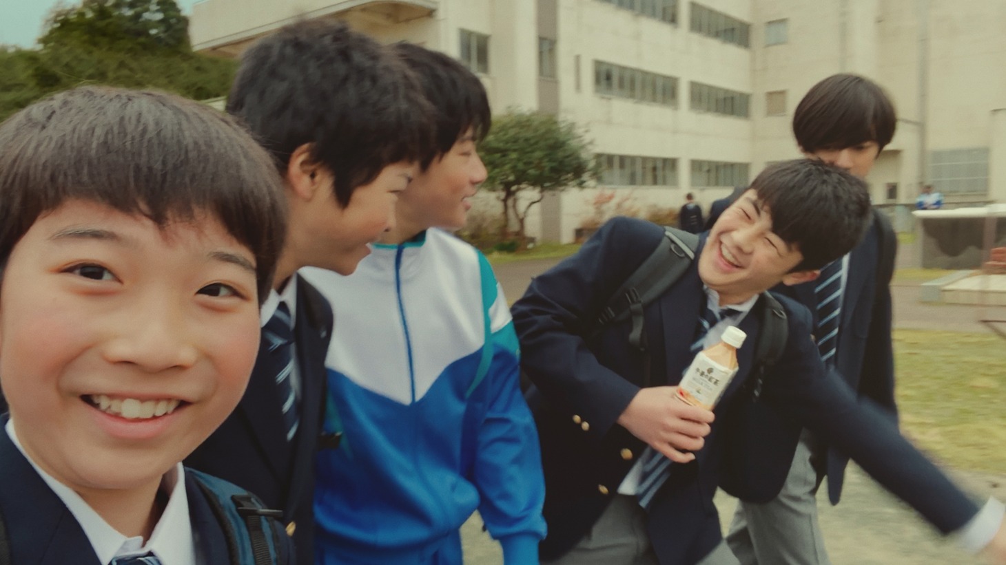 「キリン 午後の紅茶」新CM「きっと幸せは、さわれるくらい、そばにある。幸せの紅茶。」篇のワンシーン。