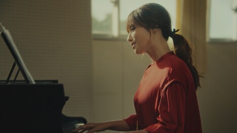 「キリン 午後の紅茶」新CM「きっと幸せは、さわれるくらい、そばにある。幸せの紅茶。」篇のワンシーン。