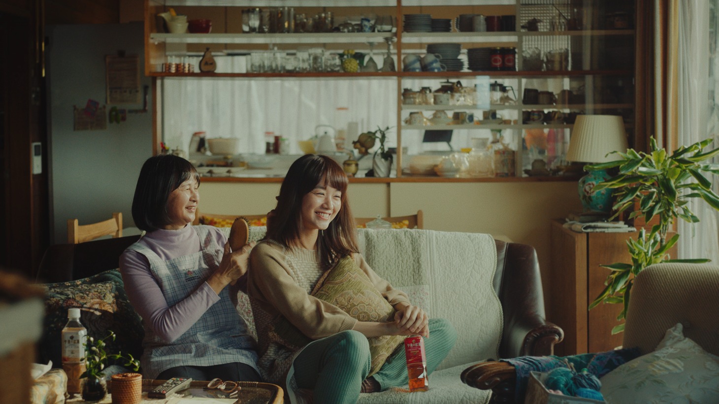 「キリン 午後の紅茶」新CM「きっと幸せは、さわれるくらい、そばにある。幸せの紅茶。」篇のワンシーン。