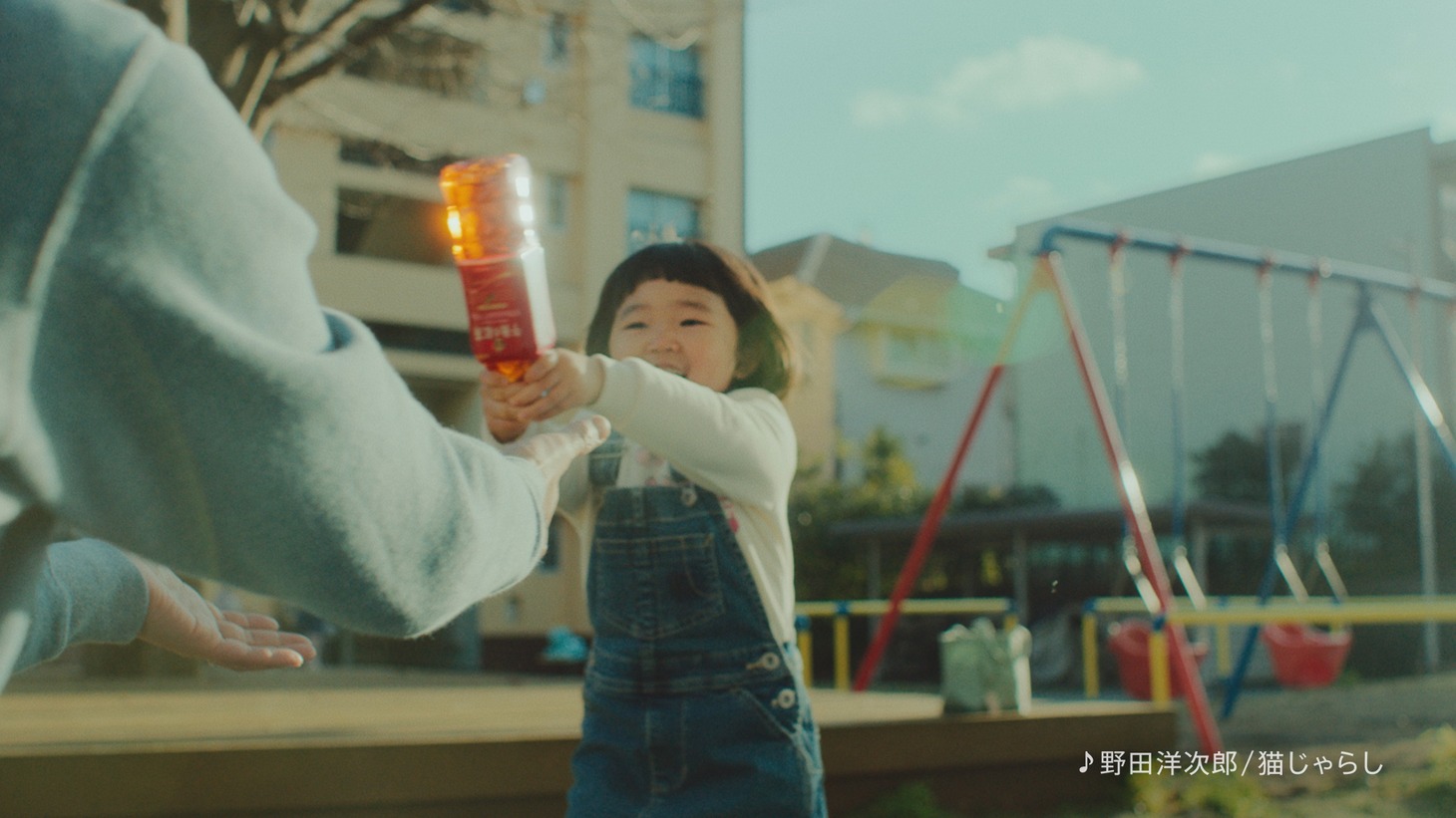 「キリン 午後の紅茶」新CM「きっと幸せは、さわれるくらい、そばにある。幸せの紅茶。」篇のワンシーン。