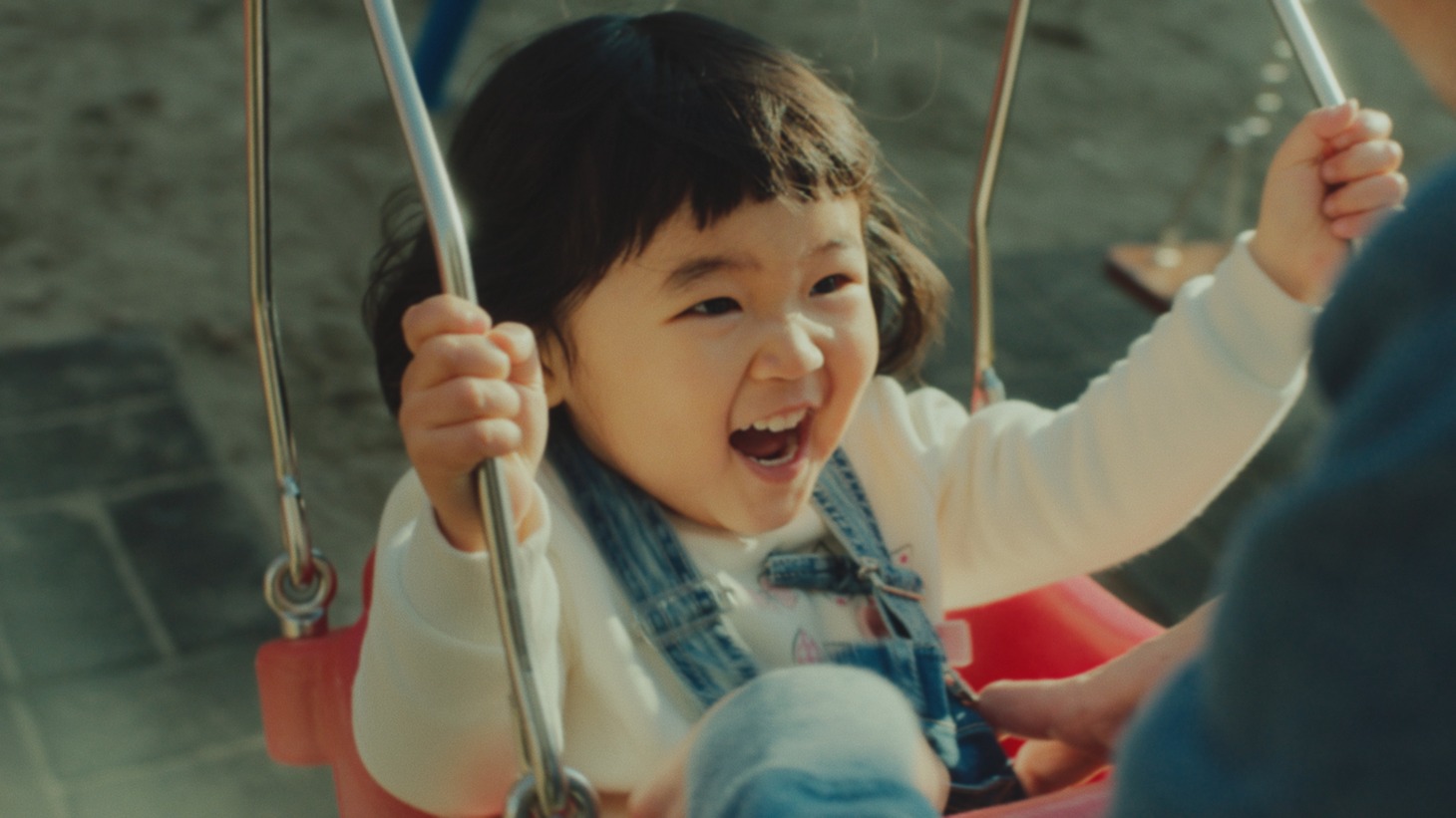 「キリン 午後の紅茶」新CM「きっと幸せは、さわれるくらい、そばにある。幸せの紅茶。」篇のワンシーン。