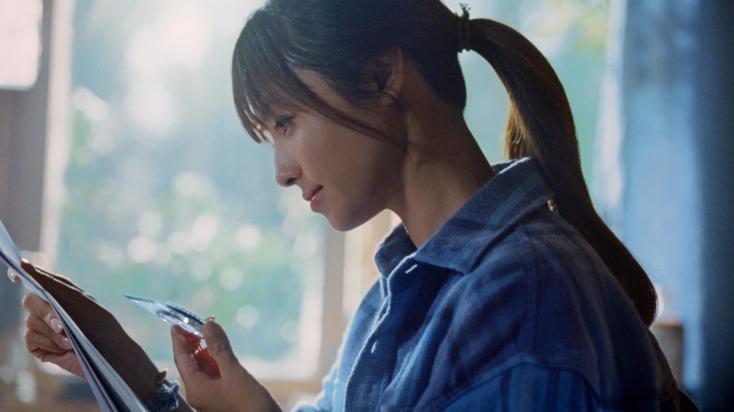 「キリン 午後の紅茶」新CM「ザ・マイスターズ 深田恭子 ミルクティーリニューアル＆オレンジティー新登場」篇のワンシーン。