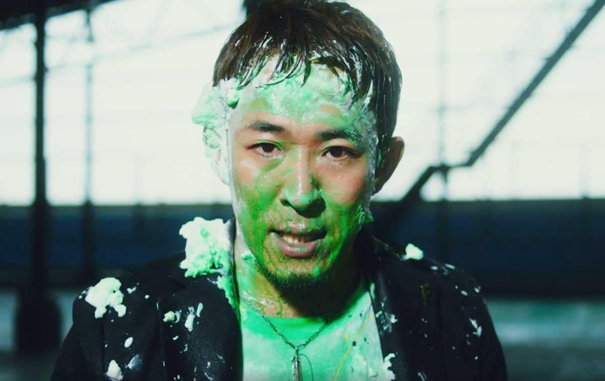 満身創痍のファンキー加藤、ムエタイ選手に蹴られても歌い続ける