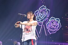 倉木麻衣「20th Anniversary Mai Kuraki Live Project 2019 “Let's GOAL!～薔薇色の人生～”」より。
