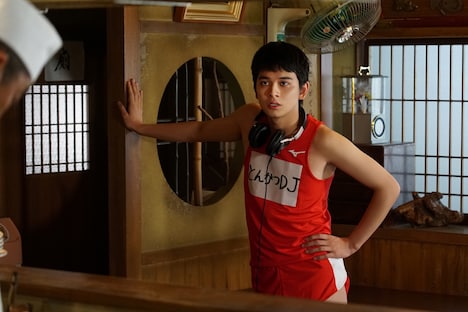 映画「とんかつDJアゲ太郎」より北村匠海扮するアゲ太郎。