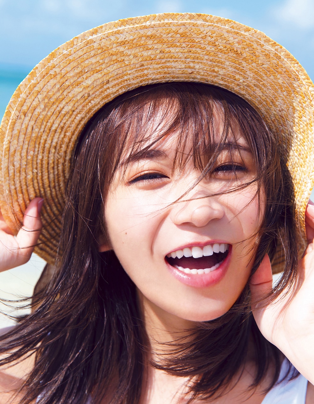 秋元真夏（乃木坂46）2nd写真集「しあわせにしたい」セブンネット版表紙（タイトルなし）（撮影：倉本GORI）