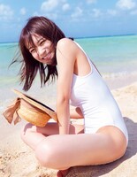 秋元真夏（乃木坂46）2nd写真集「しあわせにしたい」楽天ブックス版表紙（タイトルなし）（撮影：倉本GORI）