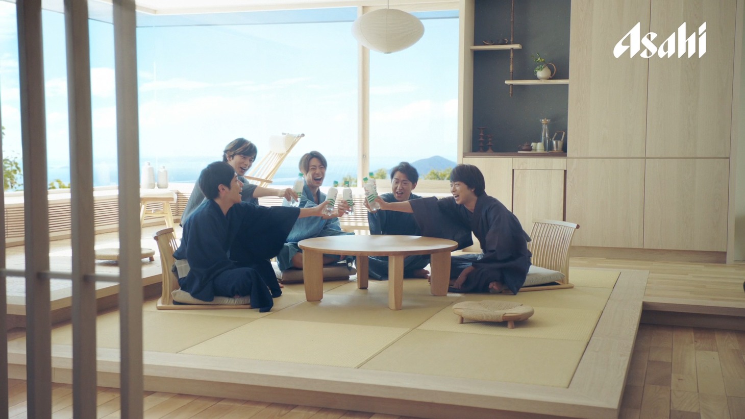 嵐が出演するアサヒ飲料「三ツ矢サイダー」の新テレビCM「５人で乾杯」編より。