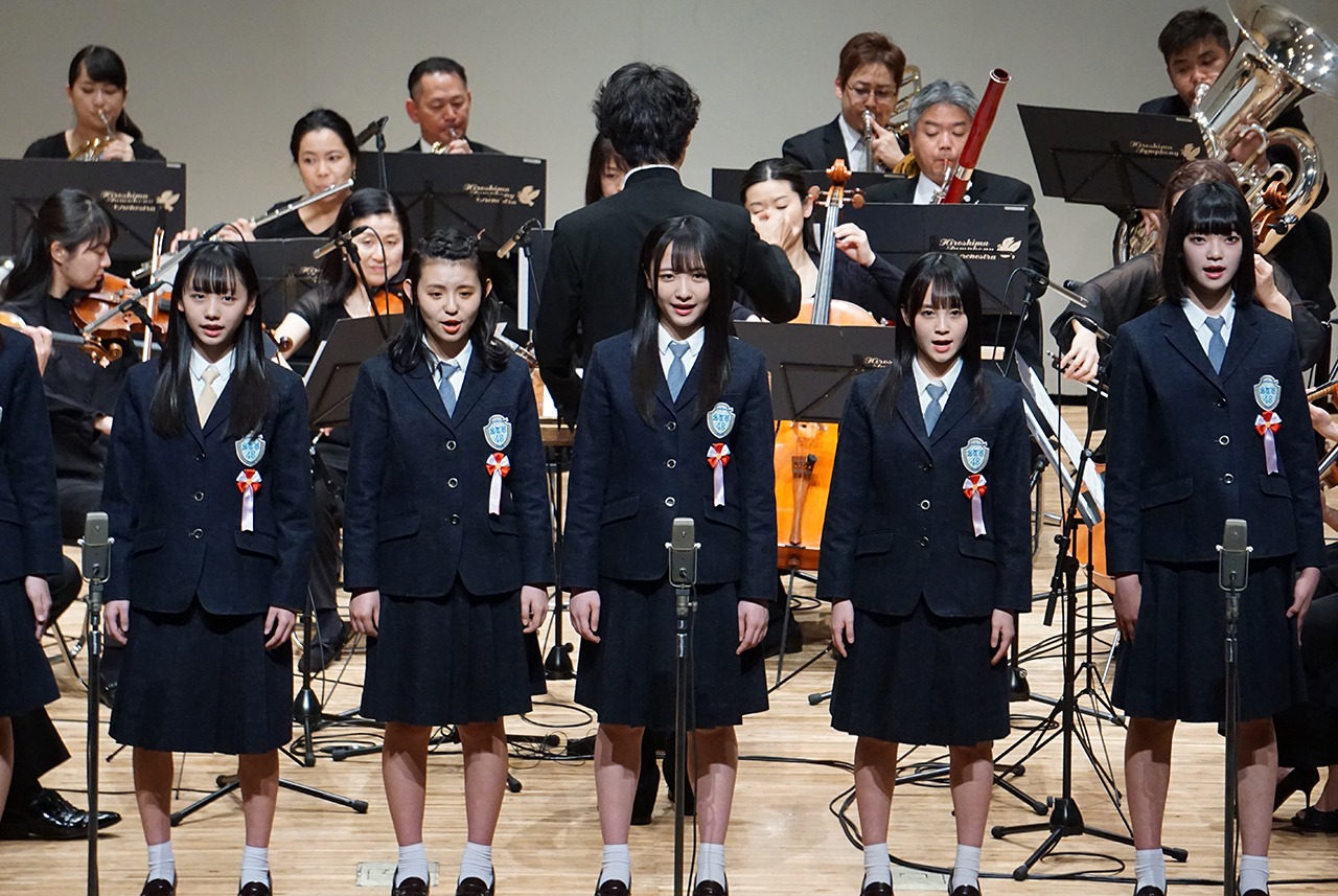 「桜の花びらたち」を歌うSTU48。(c)STU