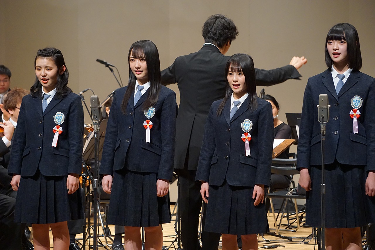 「桜の花びらたち」を歌うSTU48の1期生メンバー。(c)STU