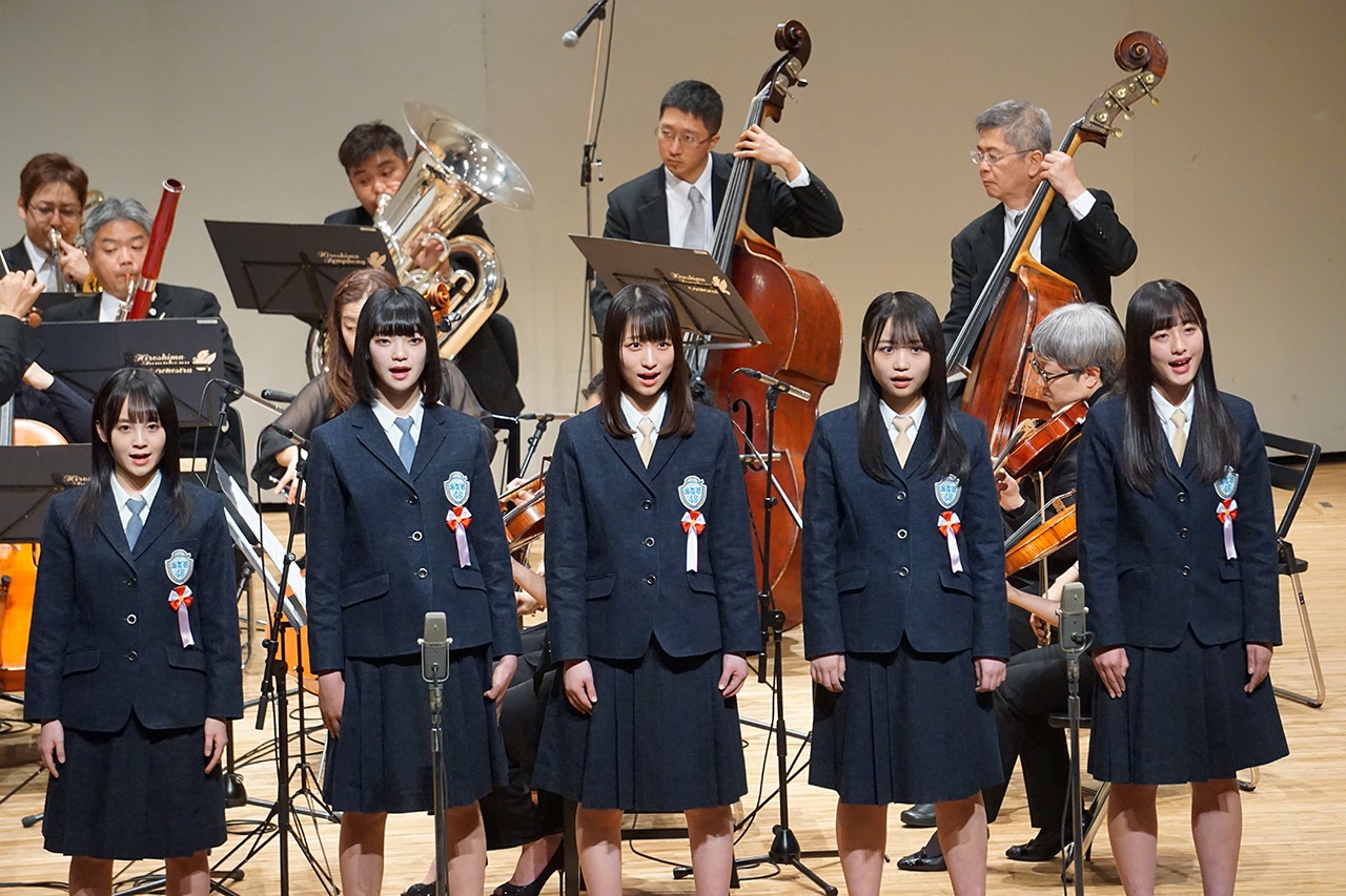 「桜の花びらたち」を歌うSTU48。(c)STU
