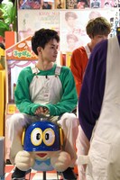 パーマンに乗るタクヤ。