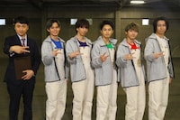 マネージャー役の児嶋一哉（アンジャッシュ）と超特急。