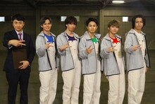 マネージャー役の児嶋一哉（アンジャッシュ）と超特急。