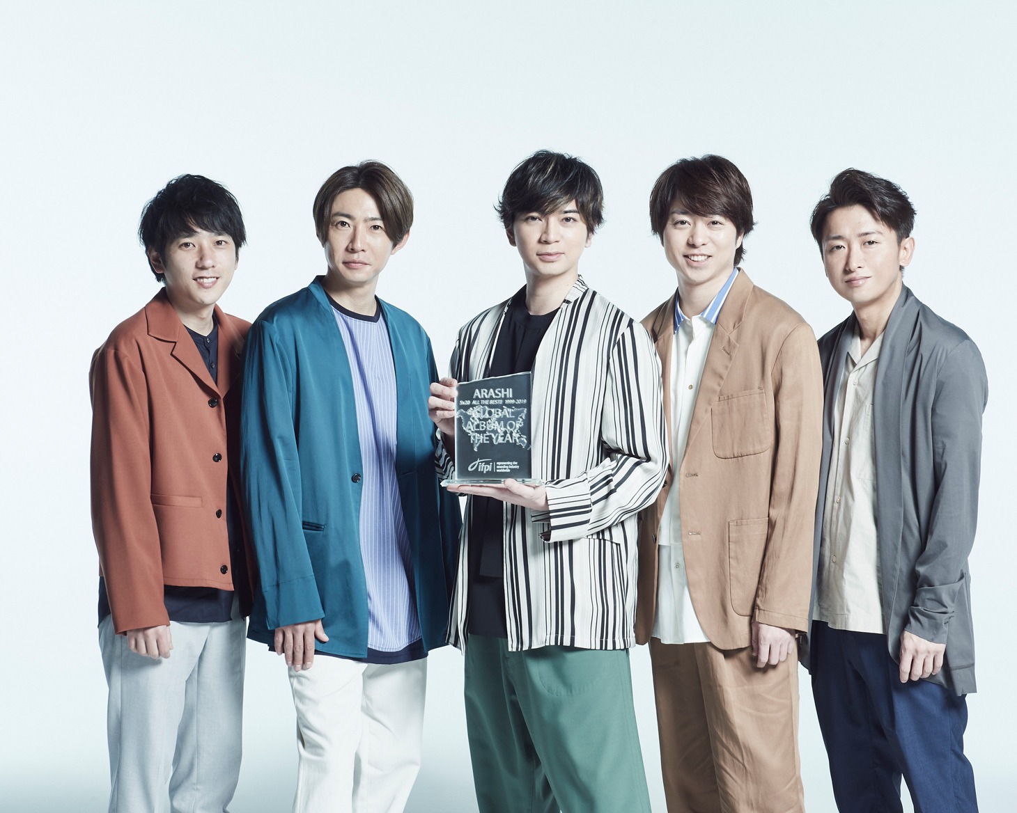 「Global Album of 2019」のトロフィーを持つ嵐。