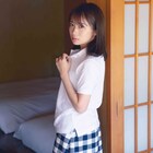 秋元真夏の2nd写真集「しあわせにしたい」裏表紙公開、秋元康の推薦文も