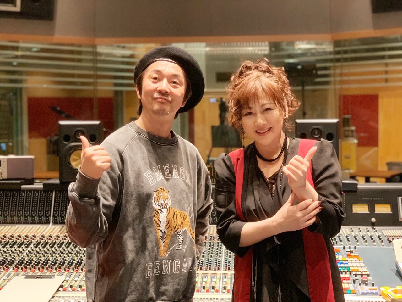 左から増子直純（怒髪天）、渡辺美里。