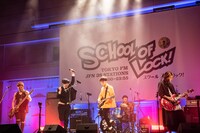 BLUE ENCOUNTのライブに参加したとーやま校長（左から2番目）。