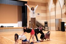 WAggによる「STUPiD」パフォーマンスの様子。