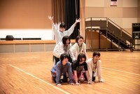 セックスサマーチームによる「STUPiD」パフォーマンスの様子。