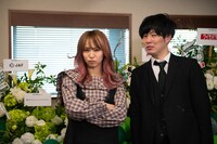 左からLiSA、とーやま校長。