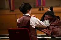 上着を脱いで臨戦態勢に入るとーやま校長。