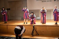 BiSHに深々と頭を下げるとーやま校長。