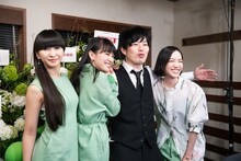 「肩を組んだ写真が撮りたい」とPerfumeにリクエストされ、遠慮しながら肩を組むとーやま校長（右から2番目）。