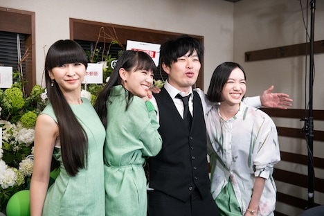 「肩を組んだ写真が撮りたい」とPerfumeにリクエストされ、遠慮しながら肩を組むとーやま校長（右から2番目）。