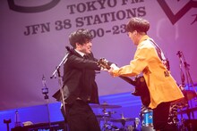 左からとーやま校長、田邊駿一（BLUE ENCOUNT）。