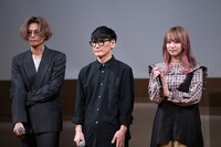 左から川上洋平、山口一郎、LiSA。