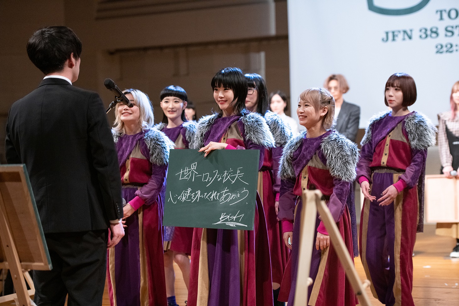 とーやま校長に黒板を渡すBiSH。
