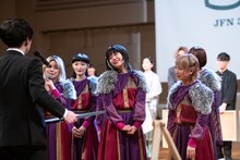 とーやま校長に黒板を渡すBiSH。