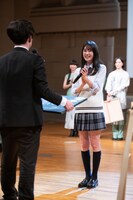 とーやま校長に黒板を渡す高橋ひかる。