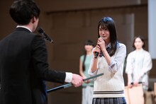 とーやま校長に黒板を渡して泣く高橋ひかる。