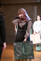 とーやま校長に黒板を渡して泣くLiSA。