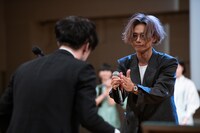 とーやま校長に黒板を渡す川上洋平。