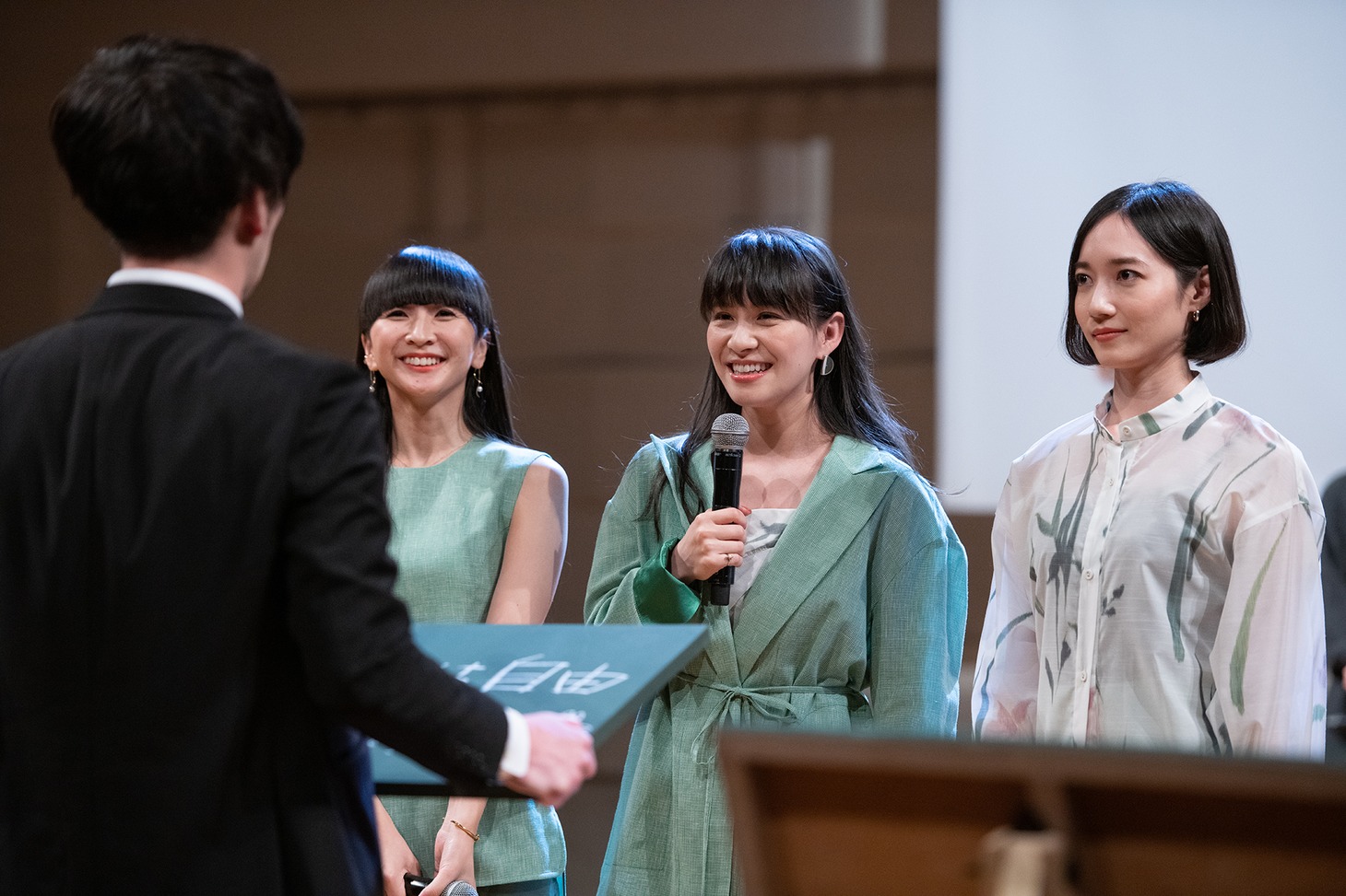 とーやま校長に黒板を渡すPerfume。