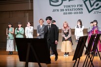 忘れたマイクを取りに戻るとーやま校長。