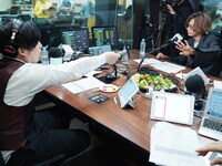 左からとーやま校長、川上洋平。（写真提供：TOKYO FM）