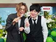 左から川上洋平、とーやま校長。（写真提供：TOKYO FM）