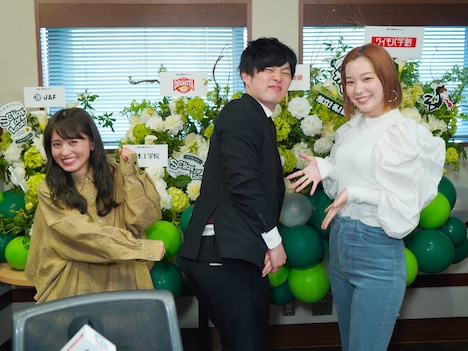 左から逢田梨香子、とーやま校長、高槻かなこ。（写真提供：TOKYO FM）