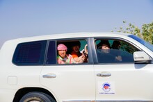 デザートサファリを楽しむ関口メンディー、佐野玲於。（撮影：荒金大介）