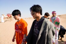 砂漠に到着した佐野玲於、白濱亜嵐。（撮影：荒金大介）