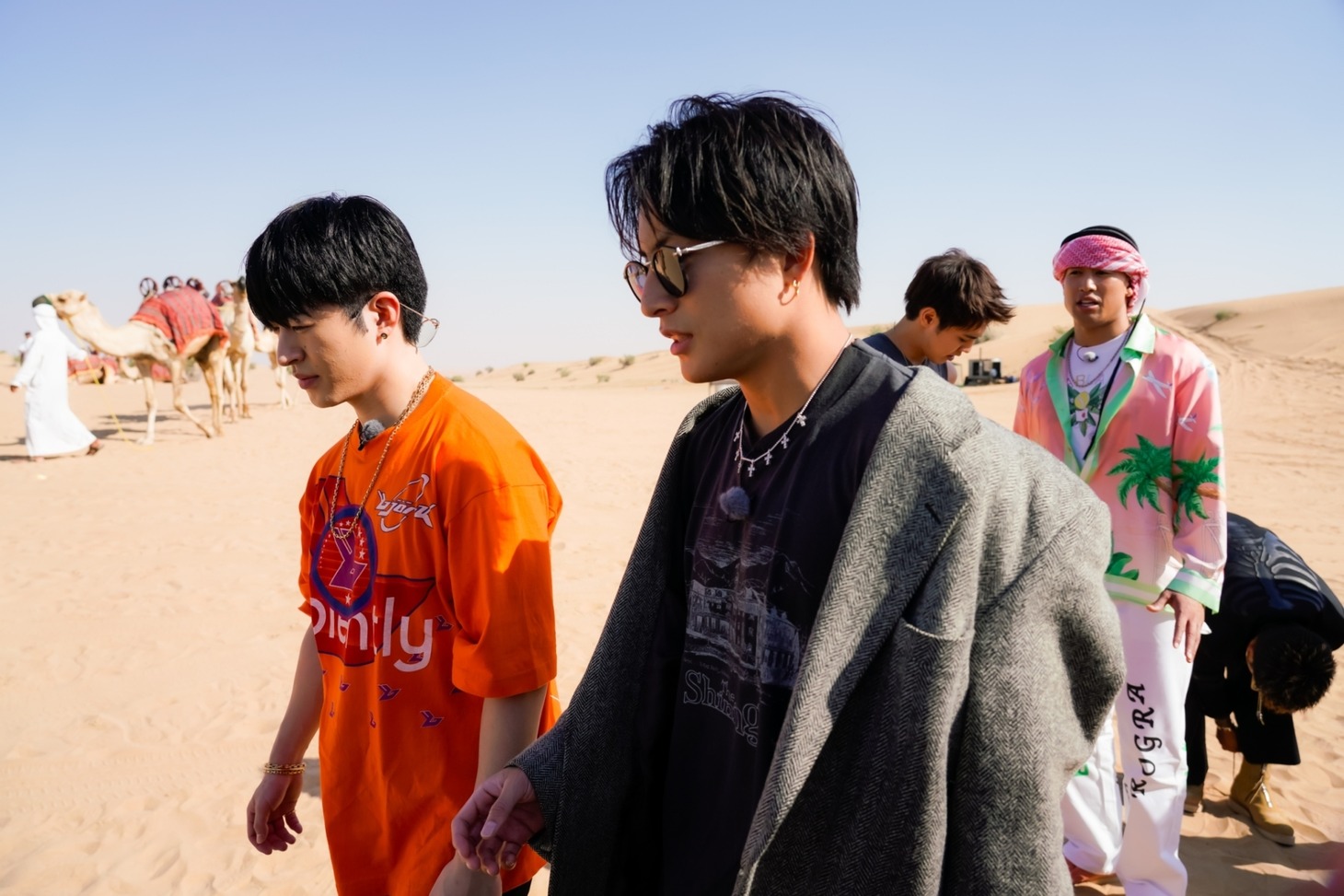 砂漠に到着した佐野玲於、白濱亜嵐。（撮影：荒金大介）
