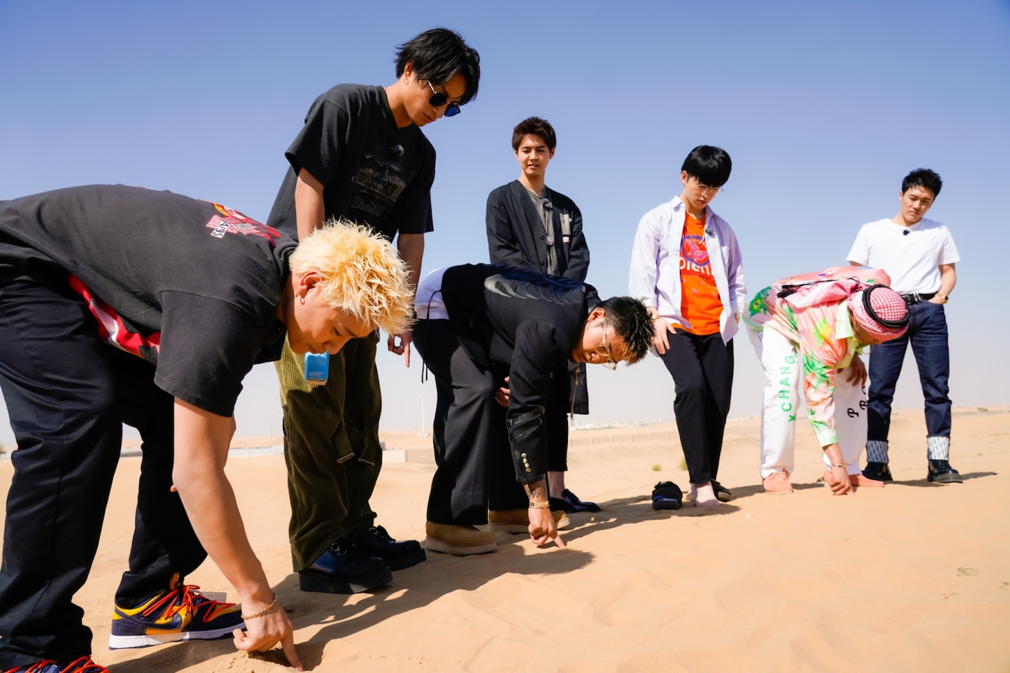 砂漠に到着したGENERATIONS from EXILE TRIBE。（撮影：荒金大介）