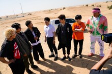 砂漠に到着したGENERATIONS from EXILE TRIBE。（撮影：荒金大介）