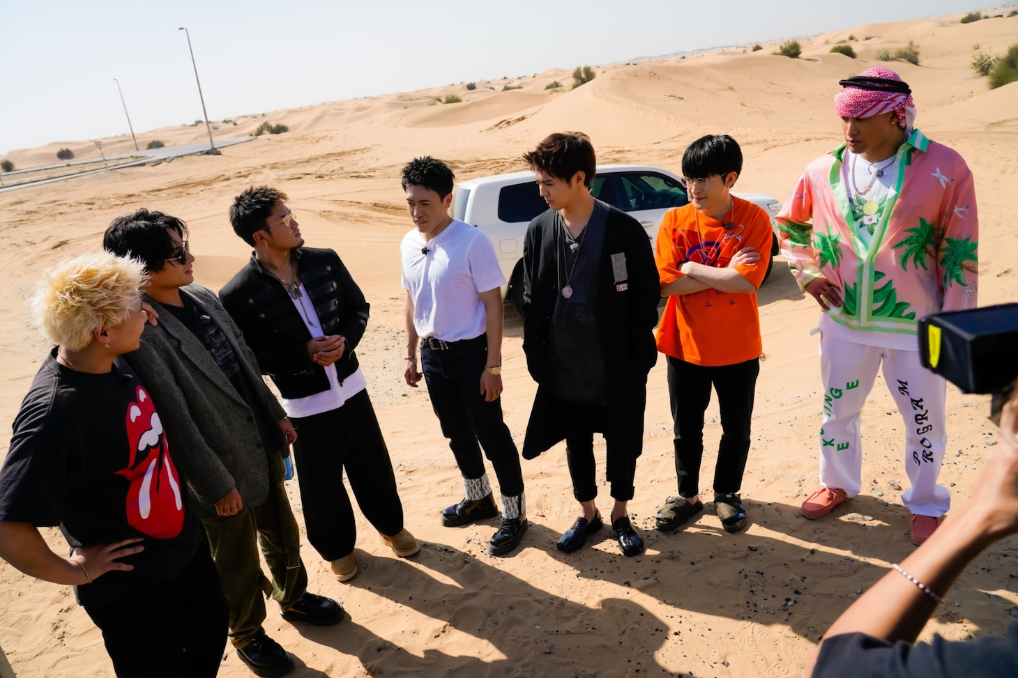 砂漠に到着したGENERATIONS from EXILE TRIBE。（撮影：荒金大介）