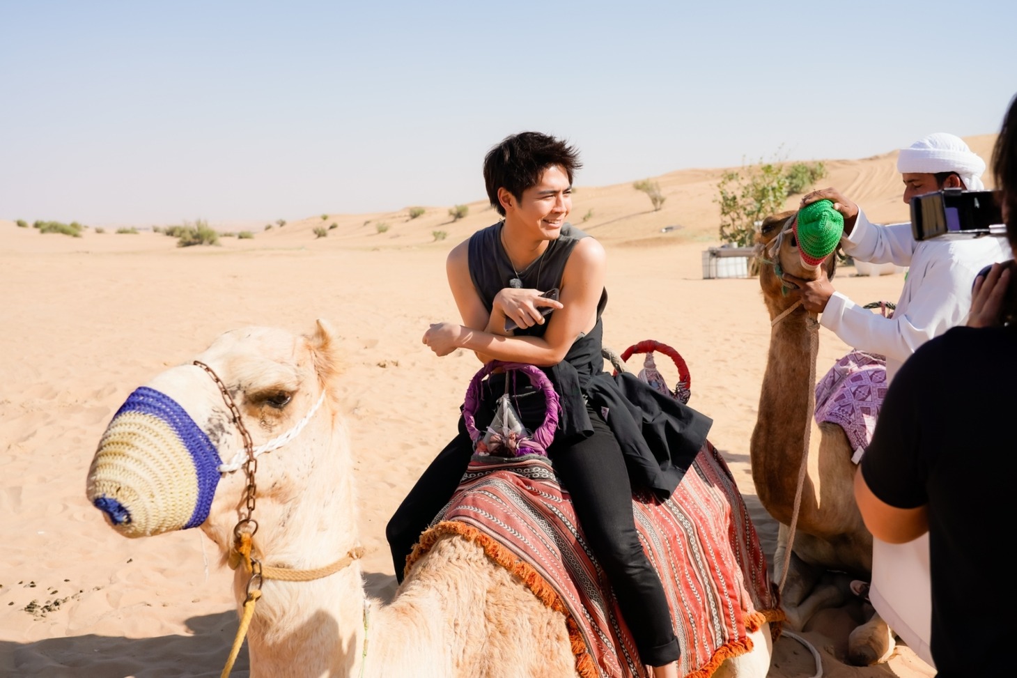 ラクダに乗る片寄涼太。（撮影：荒金大介）